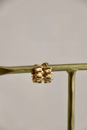 E1660G Gold Earrings-Sculpture Wavy Huggies