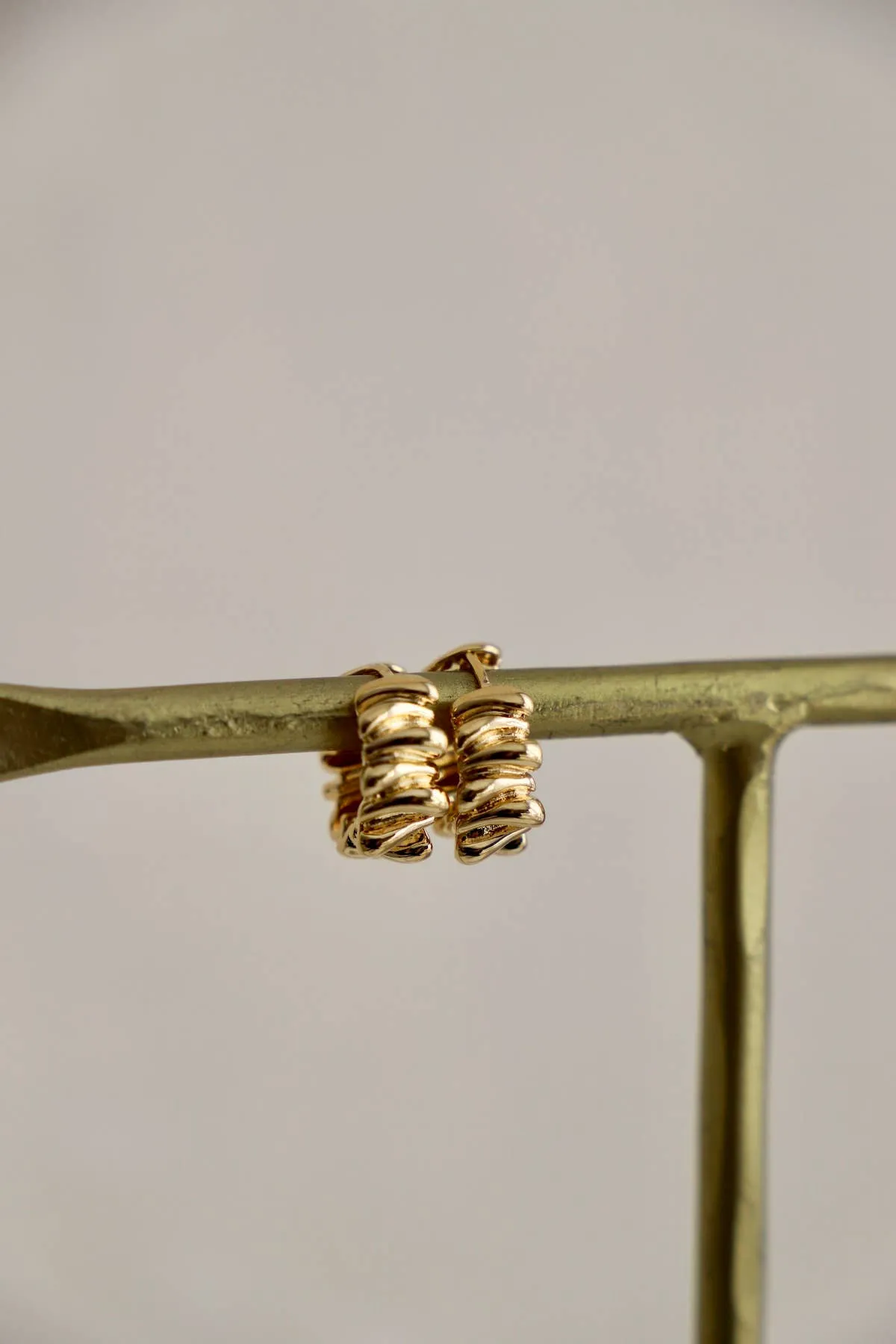 E1660G Gold Earrings-Sculpture Wavy Huggies