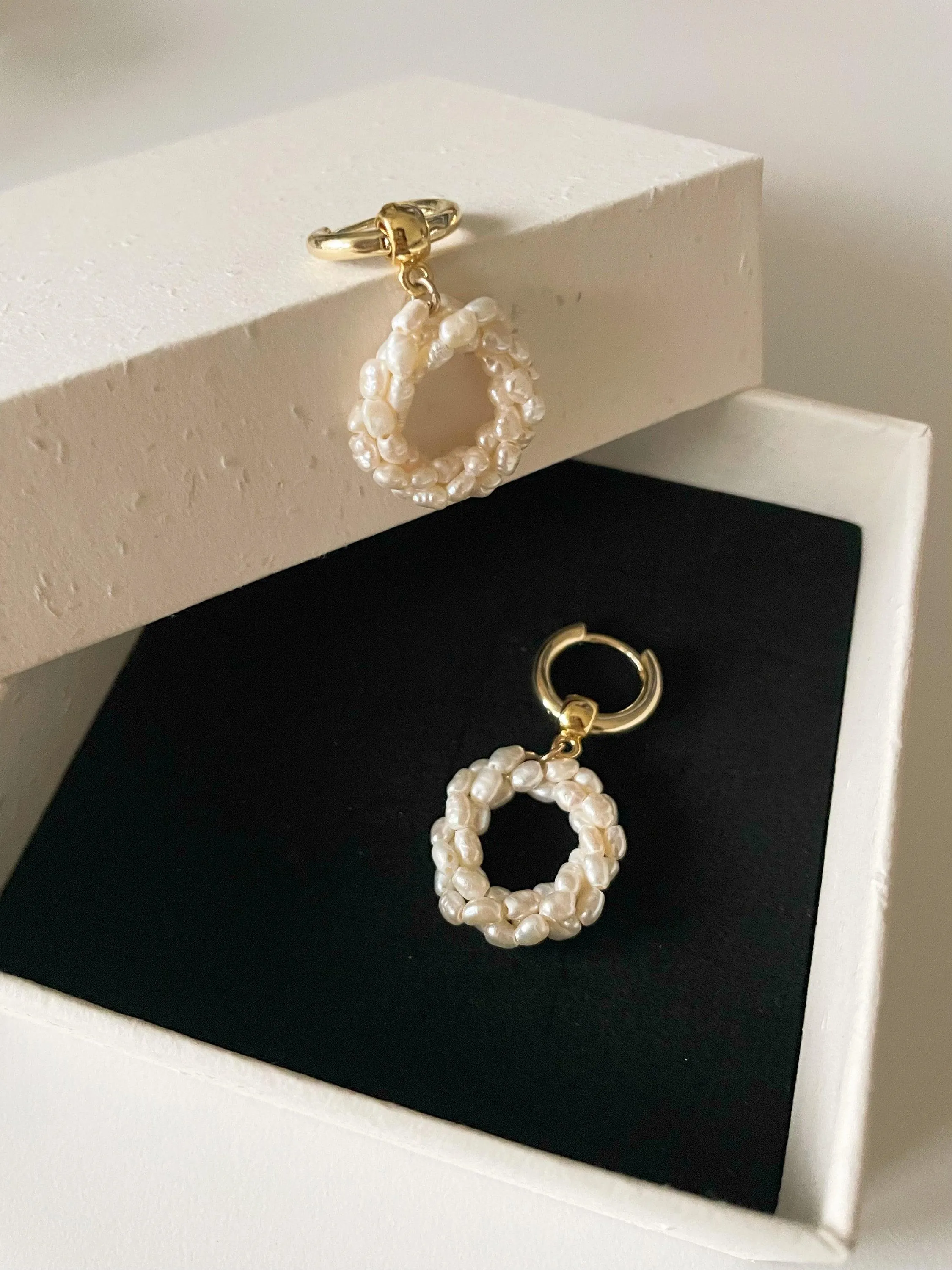 Elegant twisted pearl earrings in 14K gold and freshwater rice pearls