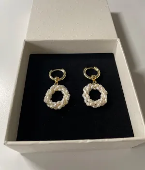 Elegant twisted pearl earrings in 14K gold and freshwater rice pearls