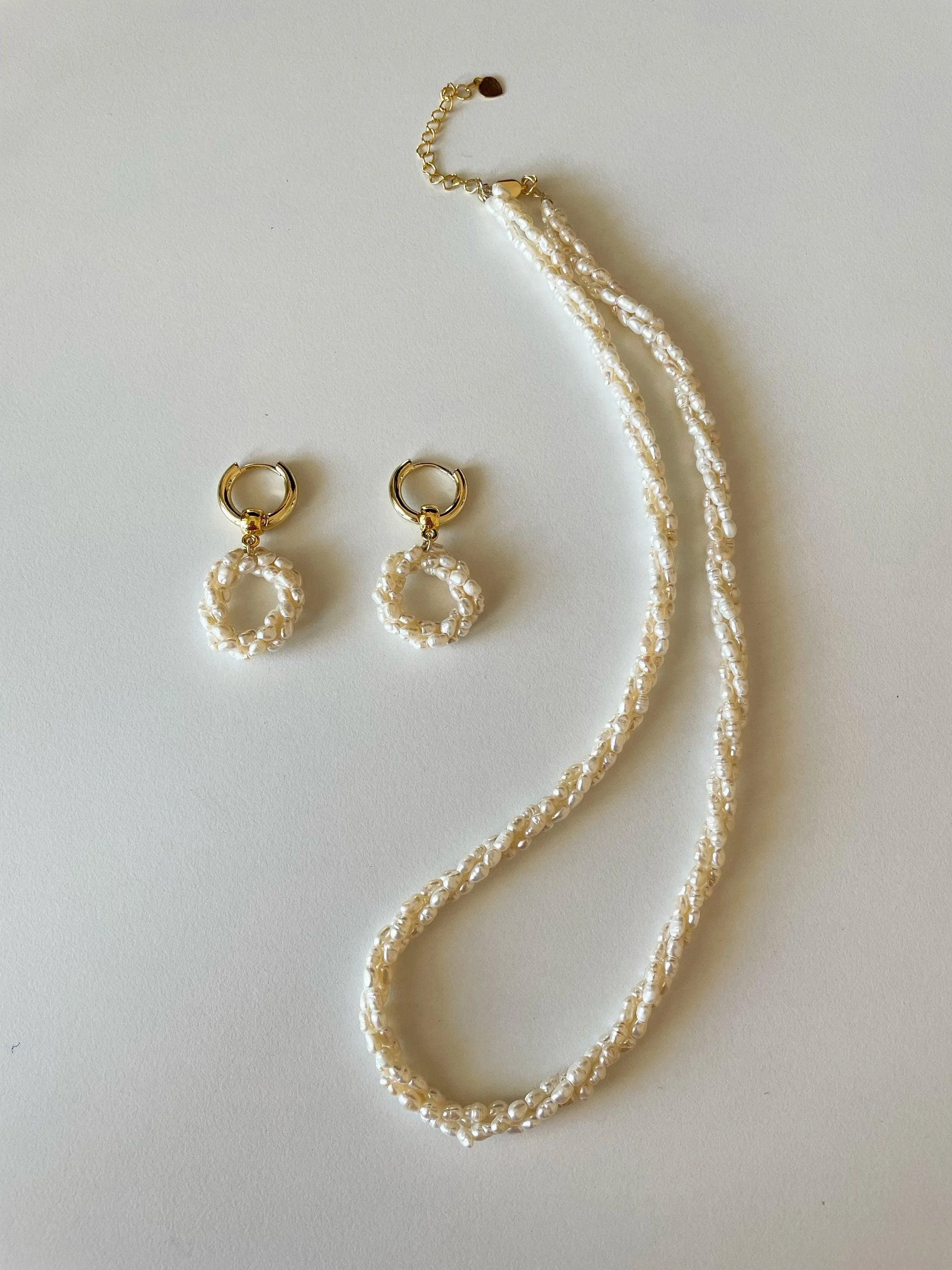 Elegant twisted pearl earrings in 14K gold and freshwater rice pearls