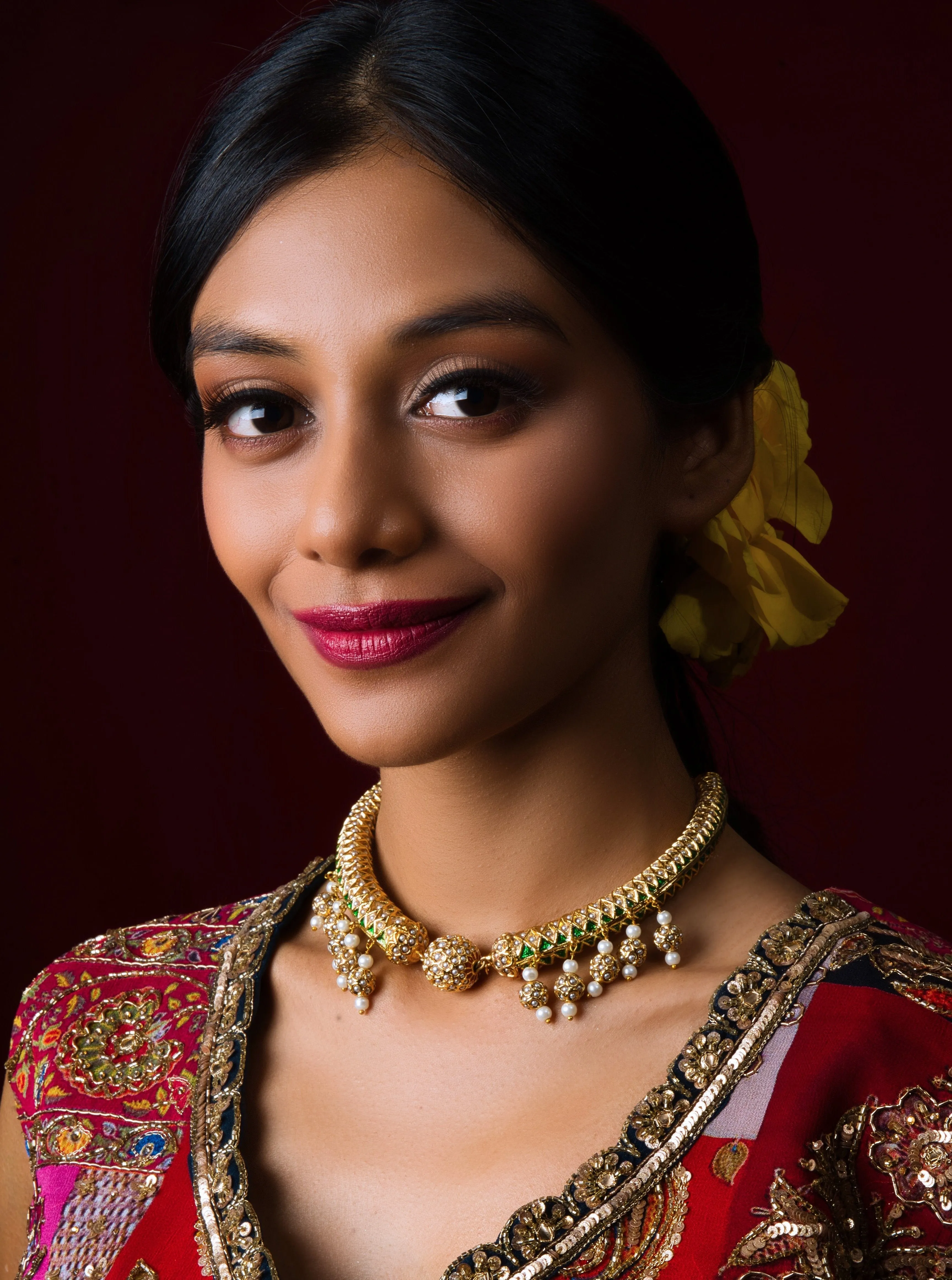 Opulent White Jadau Hasli Choker Necklace